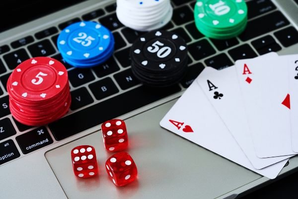 Proses deposit QRIS dan pemilihan slot games di antarmuka bemo4d